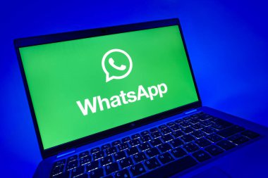 Prag, Çek Cumhuriyeti - 08 12 2025 WhatsApp logosunu gösteren dinamik bir yakın plan. WhatsApp mesaj, çağrı ve medya göndermek için bir uygulamadır.