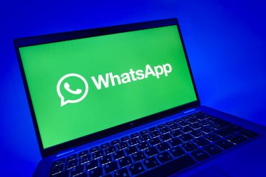 Prag, Çek Cumhuriyeti - 08 12 2025 WhatsApp logosunu gösteren dinamik bir yakın plan. WhatsApp mesaj, çağrı ve medya göndermek için bir uygulamadır.