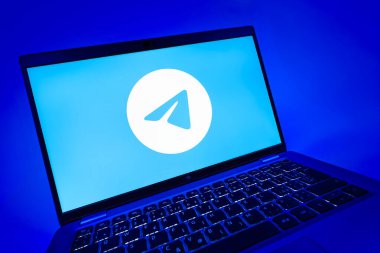 Prag, Çek Cumhuriyeti - 08 12 2025: Telegram logosunu gösteren bir dizüstü bilgisayarın dinamik yakın çekimi. Telgraf hızlı ve güvenli iletiler için bir uygulamadır.