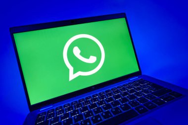 Prag, Çek Cumhuriyeti - 08 12 2025 WhatsApp logosunu gösteren dinamik bir yakın plan. WhatsApp mesaj, çağrı ve medya göndermek için bir uygulamadır.