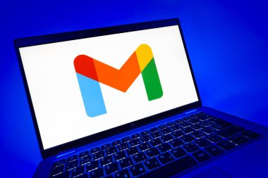 Prag, Çek Cumhuriyeti - 08 12 2025: Google Gmail logosunu gösteren dinamik bir yakın plan. Google Gmail, mesaj göndermek ve almak için kullanılan bir e-posta servisidir..