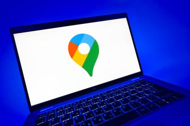 Prag, Çek Cumhuriyeti - 08 12 2025: Google Maps logosunu gösteren dinamik bir yakın plan. Google Maps haritalar, navigasyon ve konum hizmetleri için bir platformdur.