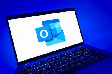 Prag, Çek Cumhuriyeti - 08 12 2025: Outlook logosunu gösteren bir bilgisayarın dinamik yakın çekimi. Outlook iletileri göndermek ve yönetmek için bir e- posta platformudur.