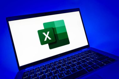 Prag, Çek Cumhuriyeti - 08 12 2025: Excel logosunu gösteren bir dizüstü bilgisayarın dinamik yakın çekimi. Excel, tablo, veri analizi ve hesaplamalar için bir yazılımdır..