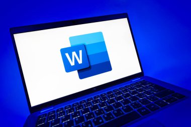 Prag, Çek Cumhuriyeti - 08 12 2025: Word logosunu gösteren bir dizüstü bilgisayarın dinamik yakın çekimi. Word belge yaratmak ve düzenlemek için bir yazılımdır..