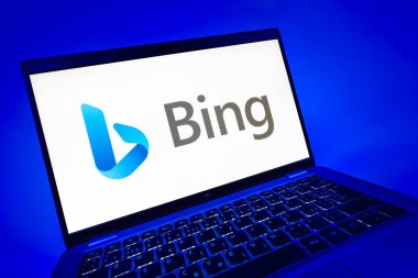Prag, Çek Cumhuriyeti - 08 12 2025: Bing logosunu gösteren bir dizüstü bilgisayarın dinamik yakın çekimi. Bing çevrimiçi bilgi bulmak için bir arama motorudur.