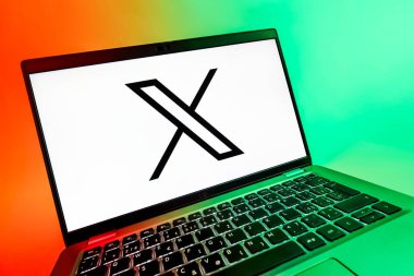 Prag, Çek Cumhuriyeti - 08 12 2025: X logosunu gösteren bir dizüstü bilgisayarın dinamik yakın çekimi. X, kısa gönderileri ve güncellemeleri paylaşmak için bir platformdur.