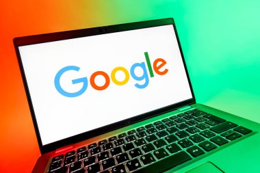 Prag, Çek Cumhuriyeti - 08 12 2025: Google logosunu gösteren bir dizüstü bilgisayarın dinamik yakın çekimi. Google bilgi için bir arama motoru ve teknoloji platformudur.