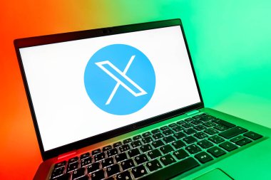 Prag, Çek Cumhuriyeti - 08 12 2025: X logosunu gösteren bir dizüstü bilgisayarın dinamik yakın çekimi. X, kısa gönderileri ve güncellemeleri paylaşmak için bir platformdur.