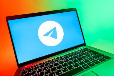 Prag, Çek Cumhuriyeti - 08 12 2025: Telegram logosunu gösteren bir dizüstü bilgisayarın dinamik yakın çekimi. Telgraf hızlı ve güvenli iletiler için bir uygulamadır.