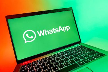 Prag, Çek Cumhuriyeti - 08 12 2025 WhatsApp logosunu gösteren dinamik bir yakın plan. WhatsApp mesaj, çağrı ve medya göndermek için bir uygulamadır.