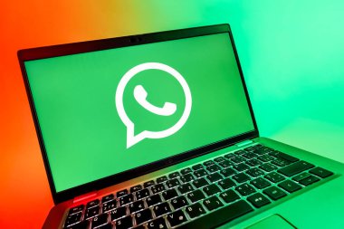 Prag, Çek Cumhuriyeti - 08 12 2025 WhatsApp logosunu gösteren dinamik bir yakın plan. WhatsApp mesaj, çağrı ve medya göndermek için bir uygulamadır.