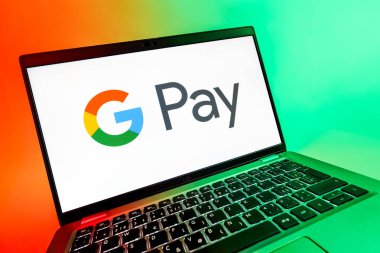 Prag, Çek Cumhuriyeti - 08 12 2025: Google Pay logosunu gösteren dinamik bir yakın plan. Google Pay kolay ve güvenli dijital ödemeler için bir platformdur.