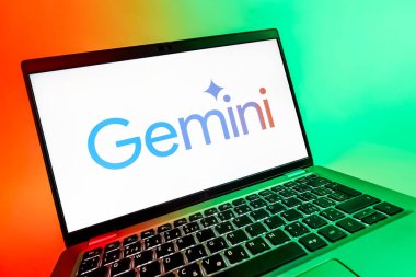Prag, Çek Cumhuriyeti - 08 12 2025: Gemini logosunu gösteren bir dizüstü bilgisayarın dinamik yakın çekimi. Gemini kripto para ticareti ve yönetimi için bir platformdur..
