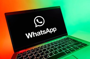 Prag, Çek Cumhuriyeti - 08 12 2025 WhatsApp logosunu gösteren dinamik bir yakın plan. WhatsApp mesaj, çağrı ve medya göndermek için bir uygulamadır.