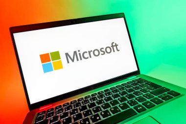 Prag, Çek Cumhuriyeti - 08 12 2025: Microsoft logosunu gösteren dinamik bir yakın plan. Microsoft yazılım, donanım ve hizmet sunan bir teknoloji şirketidir..