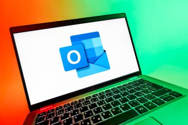 Prag, Çek Cumhuriyeti - 08 12 2025: Outlook logosunu gösteren bir bilgisayarın dinamik yakın çekimi. Outlook iletileri göndermek ve yönetmek için bir e- posta platformudur.