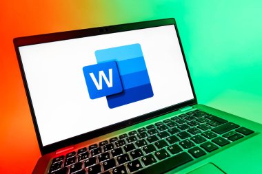 Prag, Çek Cumhuriyeti - 08 12 2025: Word logosunu gösteren bir dizüstü bilgisayarın dinamik yakın çekimi. Word belge yaratmak ve düzenlemek için bir yazılımdır..