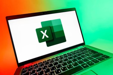 Prag, Çek Cumhuriyeti - 08 12 2025: Excel logosunu gösteren bir dizüstü bilgisayarın dinamik yakın çekimi. Excel, tablo, veri analizi ve hesaplamalar için bir yazılımdır..