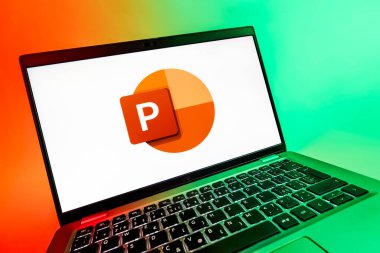 Prag, Çek Cumhuriyeti - 08 12 2025: Powerpoint logosunu gösteren bir bilgisayarın dinamik yakın çekimi. Powerpoint sunumlar ve slayt gösterileri oluşturmak için bir yazılımdır..