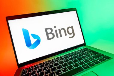 Prag, Çek Cumhuriyeti - 08 12 2025: Bing logosunu gösteren bir dizüstü bilgisayarın dinamik yakın çekimi. Bing çevrimiçi bilgi bulmak için bir arama motorudur.