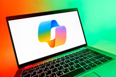 Prag, Çek Cumhuriyeti - 08 12 2025: Copilot logosunu gösteren dinamik bir yakın plan. Copilot, üretkenlik yardımı için yazılıma entegre edilmiş bir yapay zeka asistanıdır..