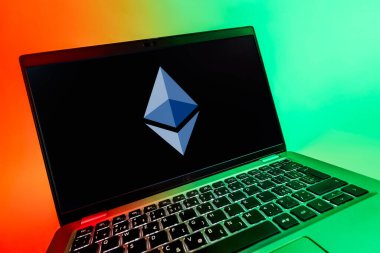Prag, Çek Cumhuriyeti - 08 12 2025: Ethereum logosunu gösteren dinamik yakın plan. Ethereum merkezi olmayan uygulamalar ve kripto için bir engelleme platformudur..