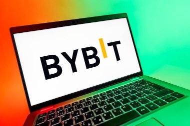 Prag, Çek Cumhuriyeti - 08 12 2025: Bybit logosunu gösteren dinamik bir yakın plan. Bybit şifreli para ve türev ticareti için bir platformdur.