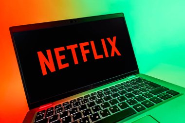 Prag, Çek Cumhuriyeti - 08 12 2025: Netflix logosunu gösteren bir dizüstü bilgisayarın dinamik yakın çekimi. Netflix sinema ve televizyon programları için bir yayın platformudur..