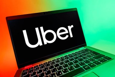 Prag, Çek Cumhuriyeti - 08 12 2025: Uber logosunu gösteren dinamik bir yakın plan. Uber ulaşım ve dağıtım hizmetleri için bir gezinti selamlama uygulaması.