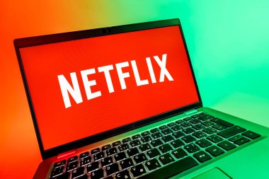 Prag, Çek Cumhuriyeti - 08 12 2025: Netflix logosunu gösteren bir dizüstü bilgisayarın dinamik yakın çekimi. Netflix sinema ve televizyon programları için bir yayın platformudur..
