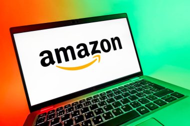 Prag, Çek Cumhuriyeti - 08 12 2025: Amazon logosunu gösteren bir dizüstü bilgisayarın dinamik yakın çekimi. Amazon, alışveriş ürünleri ve hizmetleri için çevrimiçi bir platformdur..