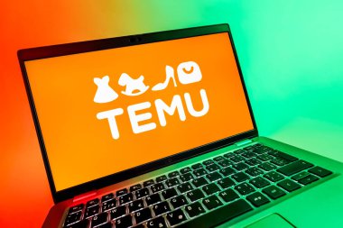 Prag, Çek Cumhuriyeti - 08 12 2025: Temu logosunu gösteren bir dizüstü bilgisayarın dinamik yakın çekimi. Temu çevrimiçi uygun fiyatlı ürünler için bir e-ticaret platformudur..