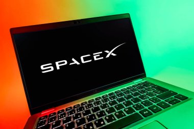 Prag, Çek Cumhuriyeti - 08 12 2025: SpaceX logosunu gösteren bir dizüstü bilgisayarın dinamik yakın çekimi. SpaceX uzay keşfi ve roket fırlatmaları için özel bir şirkettir..