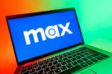 Prag, Çek Cumhuriyeti - 08 12 2025: Max logosunu gösteren bir dizüstü bilgisayarın dinamik yakın çekimi. Max, filmler, TV programları ve özgün içerikler için bir yayın platformudur..