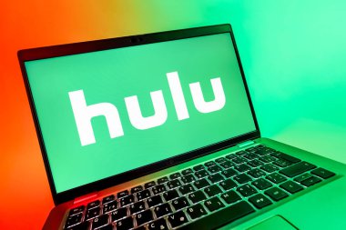 Prag, Çek Cumhuriyeti - 08 12 2025: Hulu logosunu gösteren bir dizüstü bilgisayarın dinamik yakın çekimi. Hulu TV şovları, filmler ve canlı TV için bir yayın platformu..