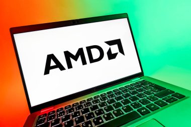Prag, Çek Cumhuriyeti - 08 12 2025: AMD logosunu gösteren bir bilgisayarın dinamik yakın çekimi. AMD, işlemci ve işlemci üreten yarı iletken bir şirkettir..