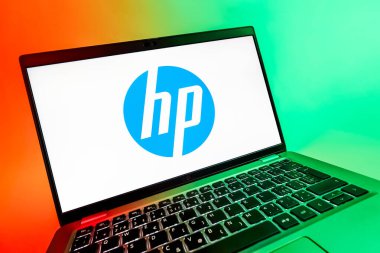 Prag, Çek Cumhuriyeti - 08 12 2025: Hewlett-Packard logosunu gösteren bir dizüstü bilgisayarın dinamik yakın çekimi. Hewlett-Packard bilgisayar ve yazıcı üreten bir teknoloji şirketidir..