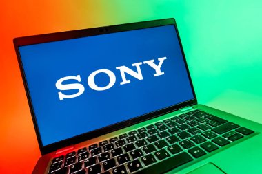 Prag, Çek Cumhuriyeti - 08 12 2025: Sony logosunu gösteren bir dizüstü bilgisayarın dinamik yakın çekimi. Sony elektronik, oyun ve eğlence üreten bir teknoloji şirketidir..