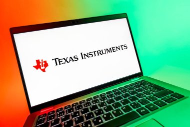 Prag, Çek Cumhuriyeti - 08 12 2025: Texas Instruments logosunu gösteren bir dizüstü bilgisayarın dinamik yakın çekimi. Texas Instruments yarı iletken ve elektronik üreten bir şirket..