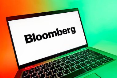 Prag, Çek Cumhuriyeti - 08 12 2025: Bloomberg logosunu gösteren dinamik bir yakın plan. Bloomberg finansal haberler, veriler ve analizler sağlayan bir şirkettir..