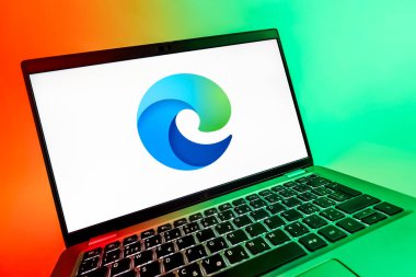 Prag, Çek Cumhuriyeti - 08 12 2025: Sınır logosunu gösteren bir laptopun dinamik yakın çekimi. Edge, Microsoft tarafından Windows aygıtları için geliştirilen bir web tarayıcısıdır..