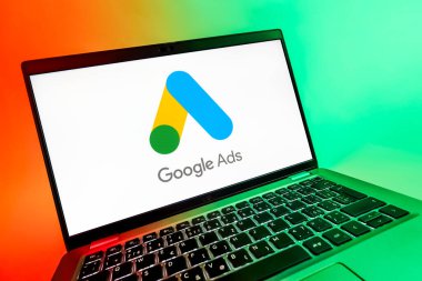 Prag, Çek Cumhuriyeti - 08 12 2025: Google Ads logosunu gösteren dinamik bir yakın plan. Google Reklamları, çevrimiçi reklamlar yaratmak ve yönetmek için bir platformdur.