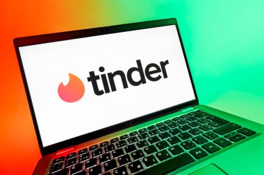 Prag, Çek Cumhuriyeti - 08 12 2025 Tinder logosunu gösteren dinamik bir yakın plan. Tinder insanları eşleştirmek ve bağlamak için bir randevu uygulaması.