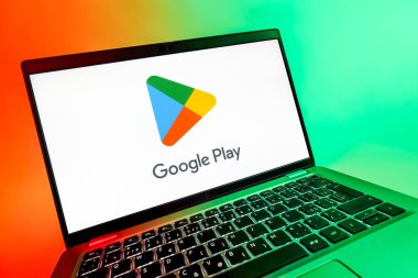 Prag, Çek Cumhuriyeti - 08 12 2025: Google Play logosunu gösteren bir dizüstü bilgisayarın dinamik yakın çekimi. Google Play uygulamaları, oyunları ve dijital içeriği indirmek için bir platformdur.