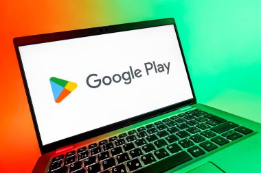 Prag, Çek Cumhuriyeti - 08 12 2025: Google Play logosunu gösteren bir dizüstü bilgisayarın dinamik yakın çekimi. Google Play uygulamaları, oyunları ve dijital içeriği indirmek için bir platformdur.