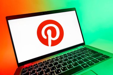 Prag, Çek Cumhuriyeti - 08 12 2025: Pinterest logosunu gösteren dinamik bir yakın plan. Pinterest fikirleri görsel olarak keşfetmek ve kaydetmek için bir platformdur..