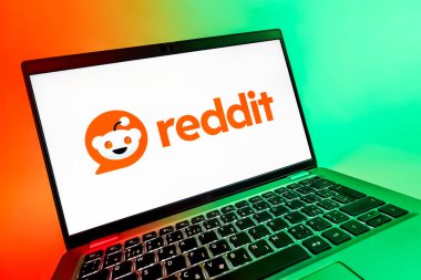 Prag, Çek Cumhuriyeti - 08 12 2025: Reddit logosunu gösteren bir dizüstü bilgisayarın dinamik yakın çekimi. Reddit tartışma, haber ve toplum içeriği için bir platformdur.