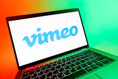 Prag, Çek Cumhuriyeti - 08 12 2025: Vimeo logosunu gösteren bir dizüstü bilgisayarın dinamik yakın çekimi. Vimeo, yüksek kaliteli video sunucu ve paylaşımı için bir platformdur.