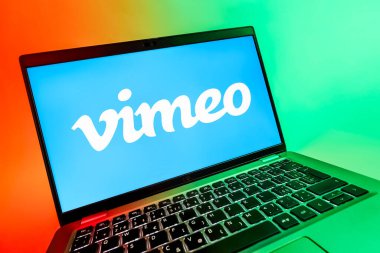 Prag, Çek Cumhuriyeti - 08 12 2025: Vimeo logosunu gösteren bir dizüstü bilgisayarın dinamik yakın çekimi. Vimeo, yüksek kaliteli video sunucu ve paylaşımı için bir platformdur.